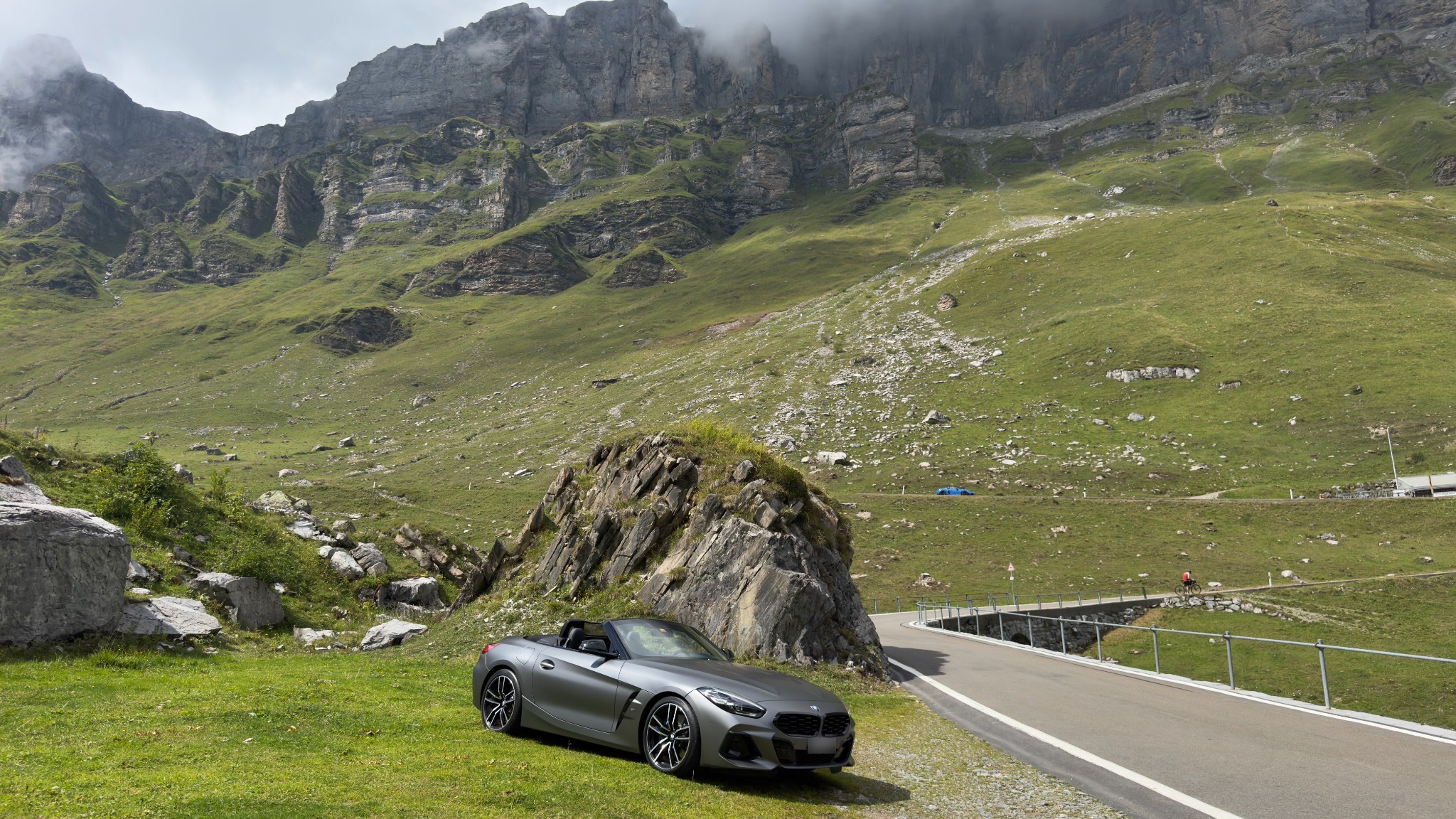 BMW Z4 below the Klausen Pass cliffs